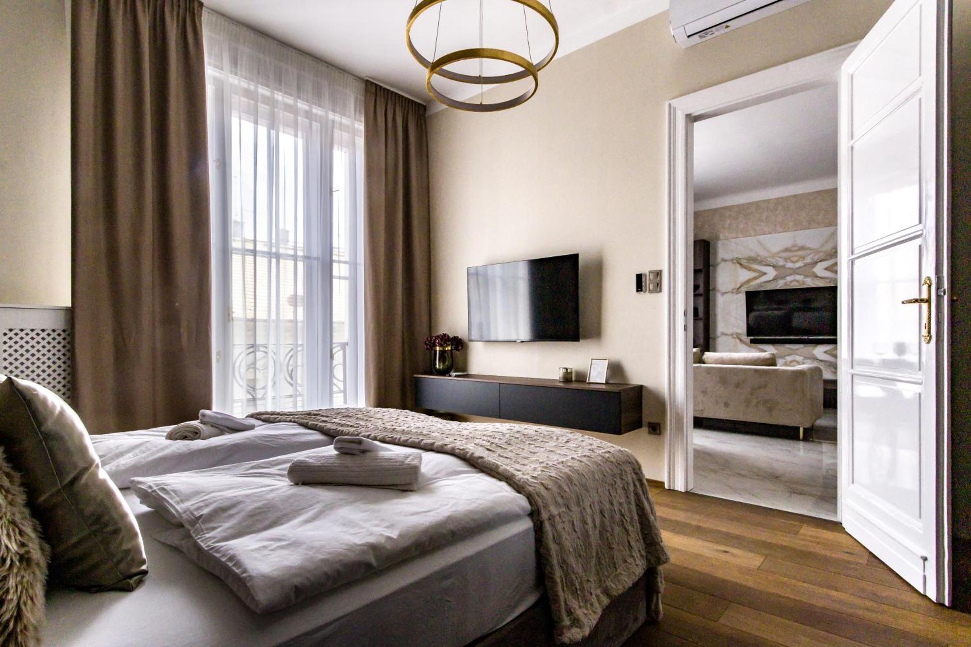 N16 Deluxe * Budapest
