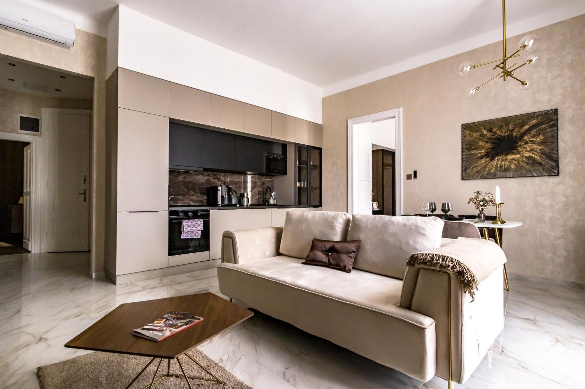 N16 Deluxe * Budapest