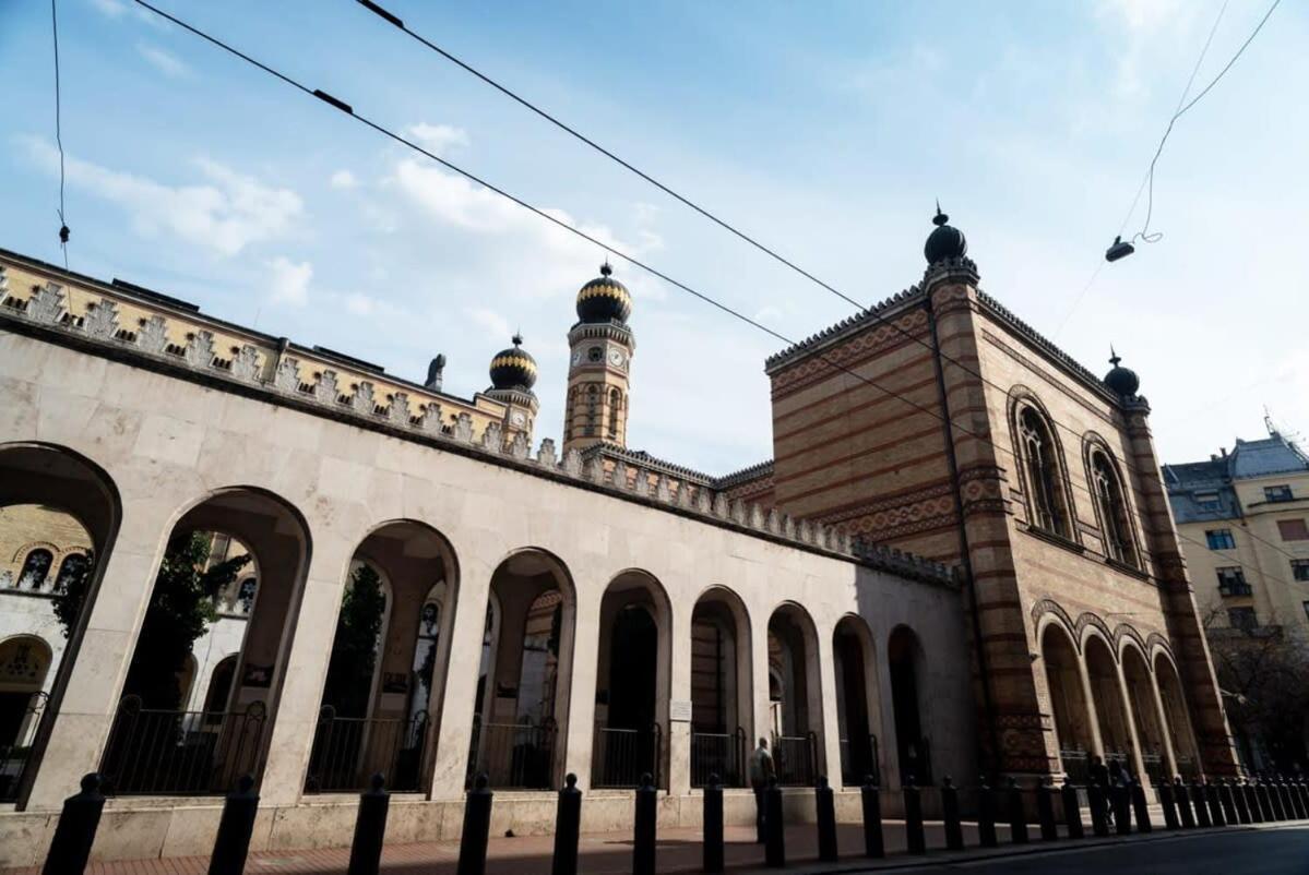 In Front Of The Synagogue Apartmán *