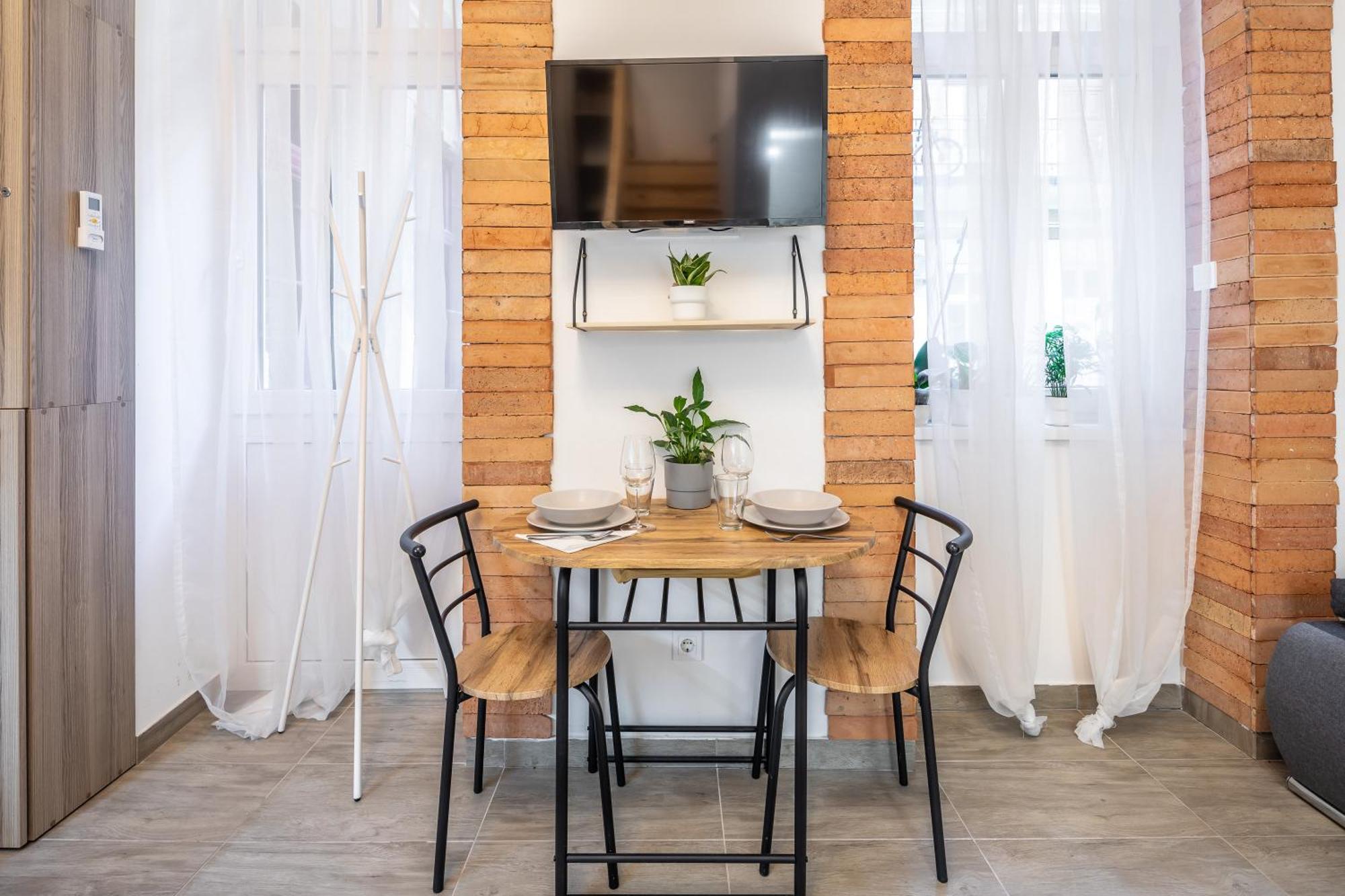Apartment And Homey With Good Transport Link Budapest