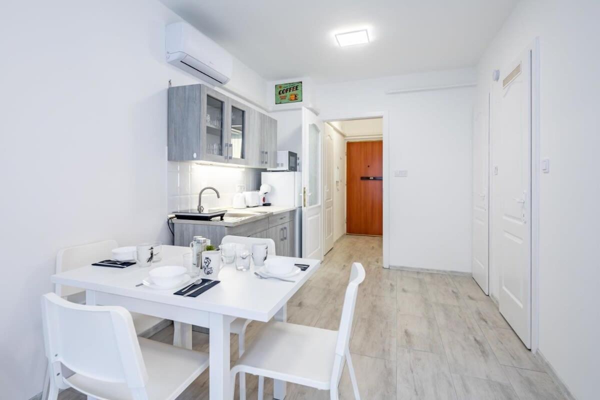 Convenient 2-room Apartamento
