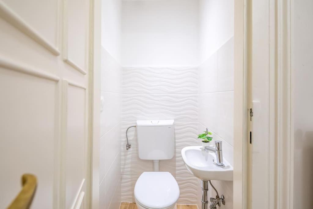 Apartment Cityscape Budget Theresa Budapest