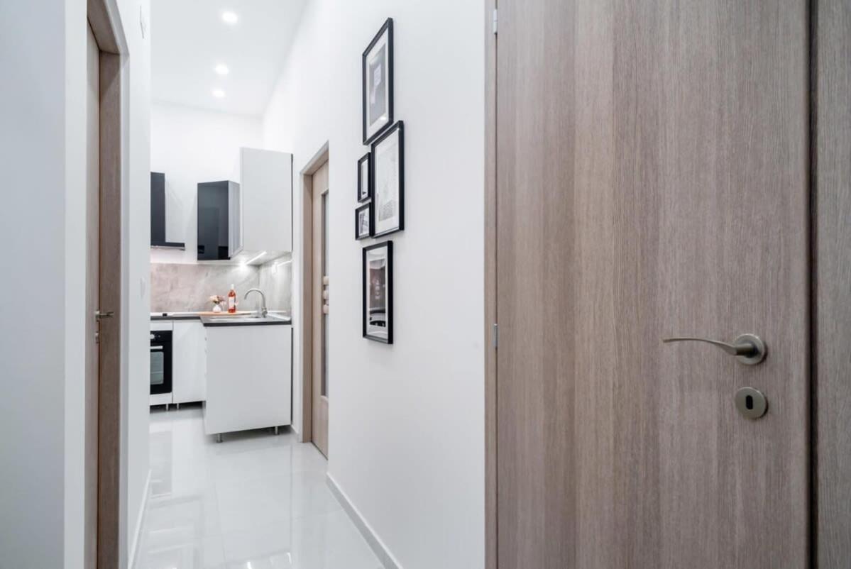 New At Exlusive Location Apartment *