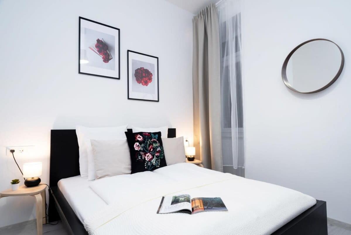 New At Exlusive Location Apartment *