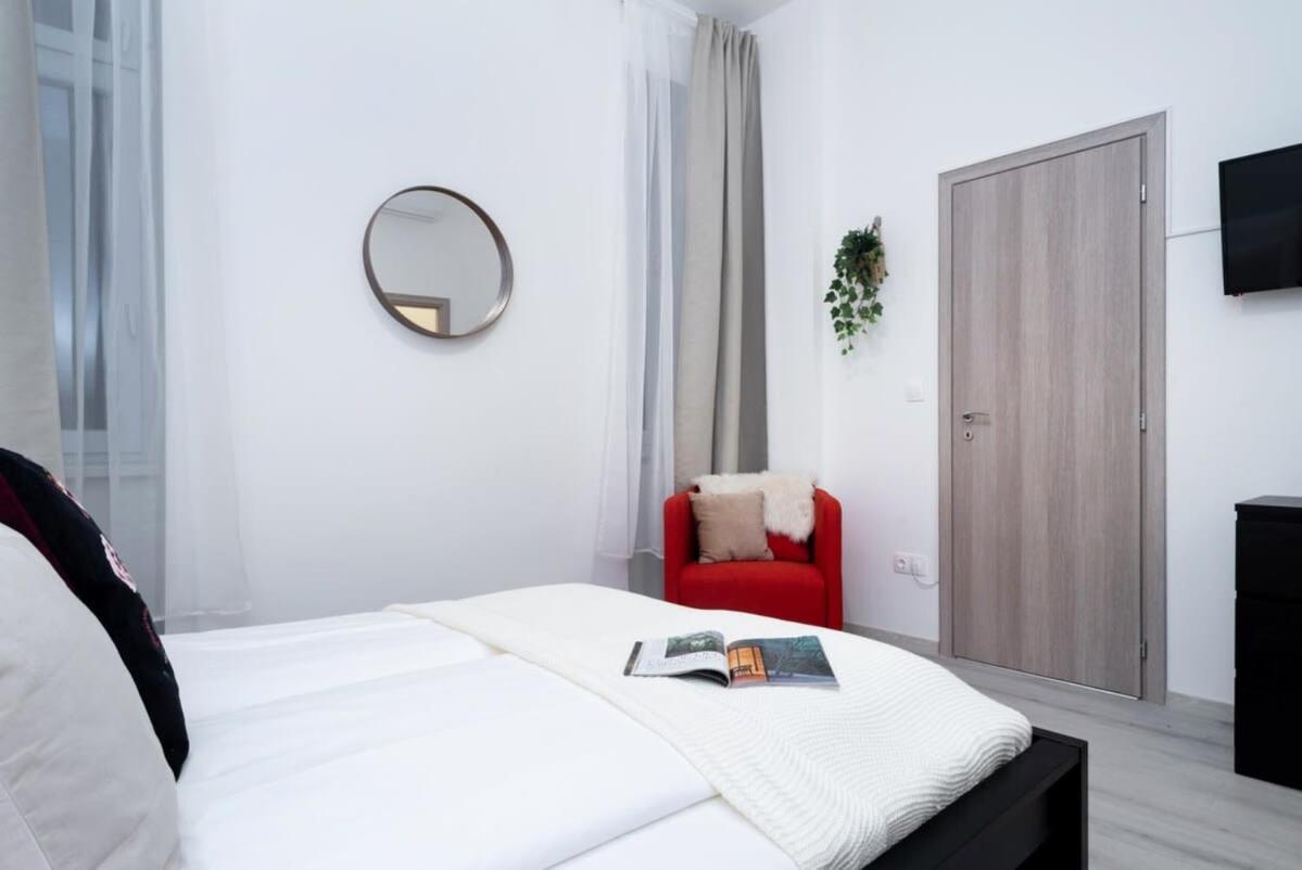New At Exlusive Location Apartment