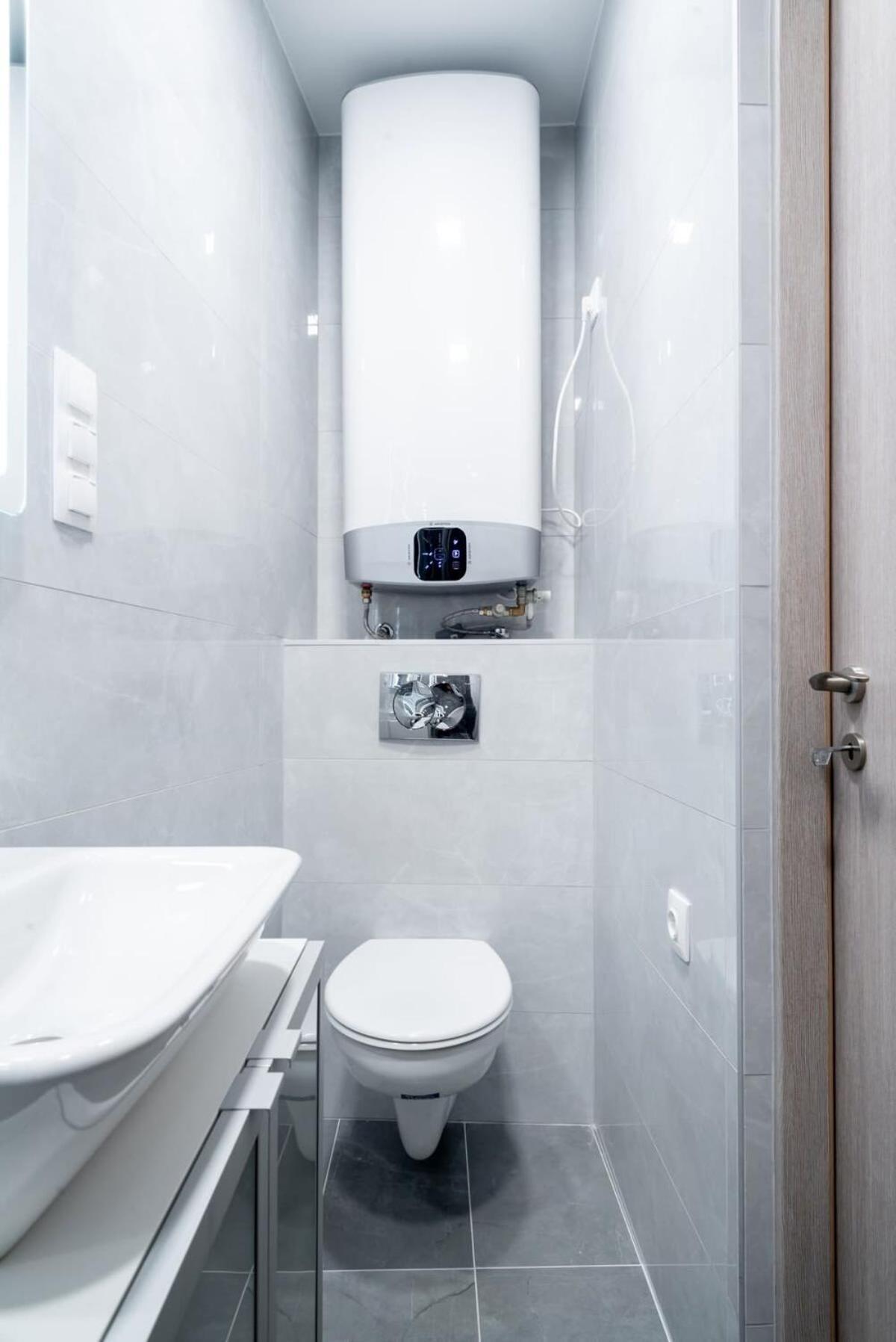New At Exlusive Location Apartment *