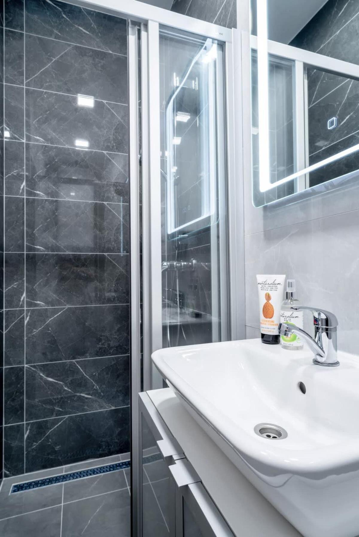 New At Exlusive Location Apartment