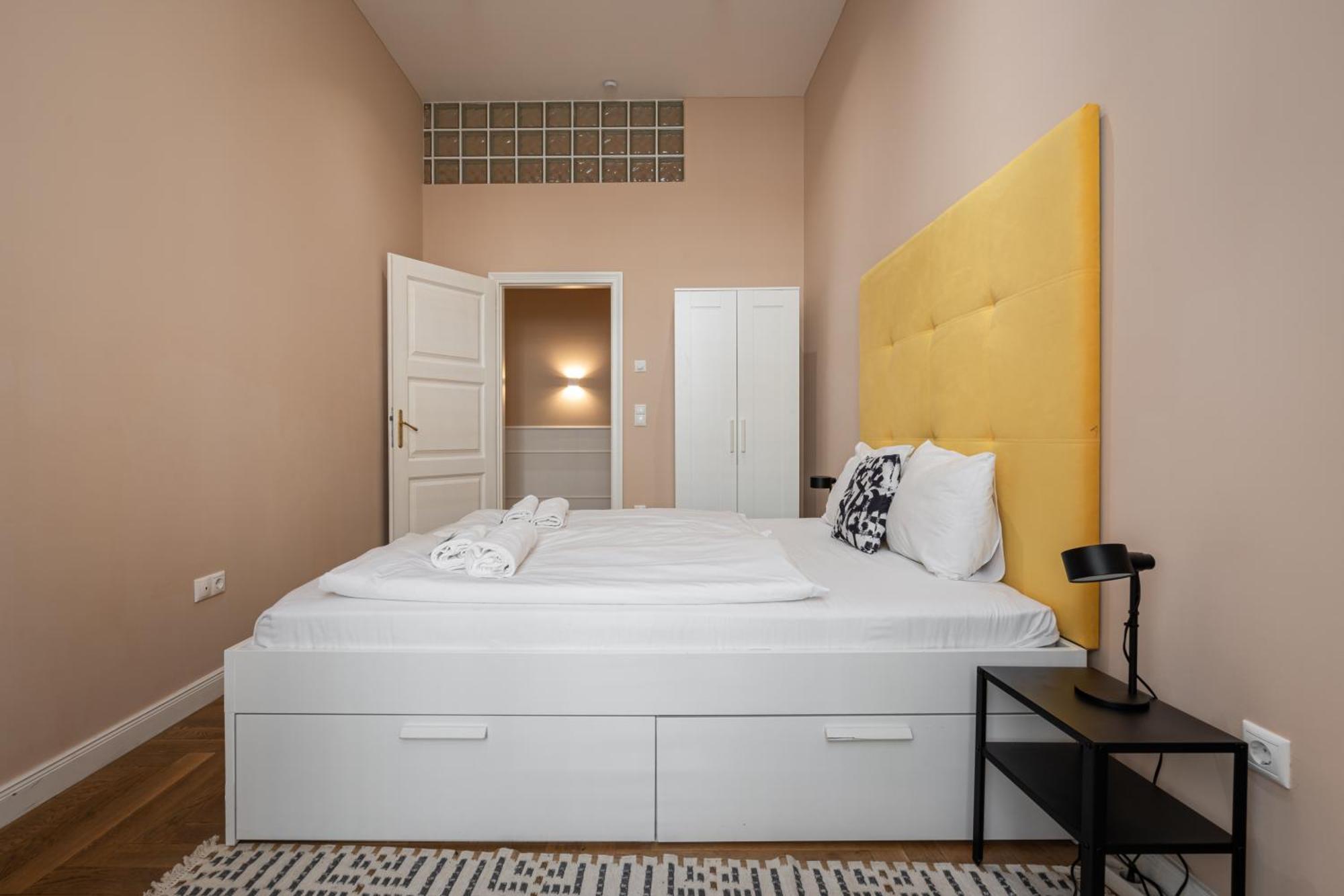Ventura Ridge Apartment *