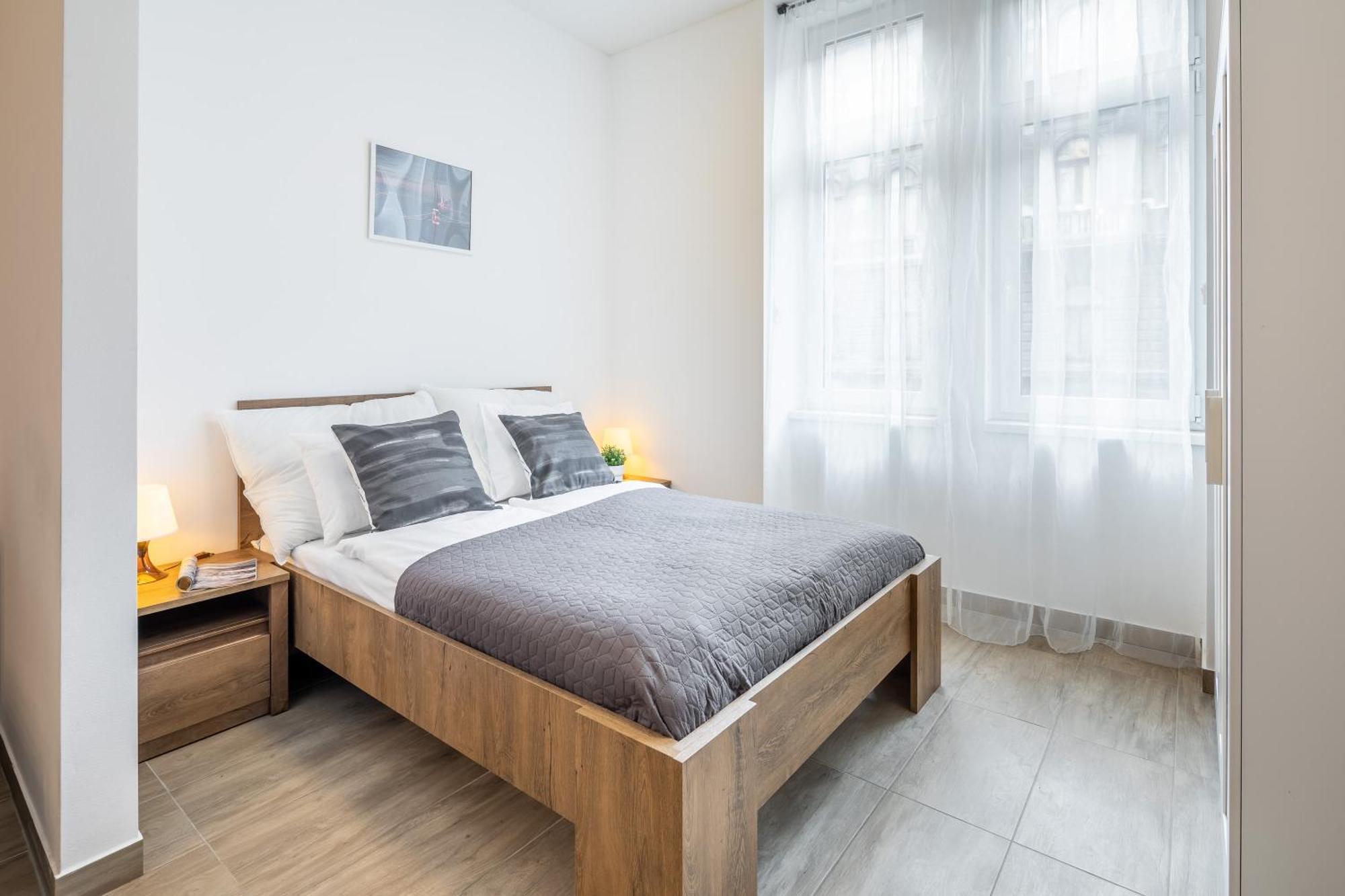 And Homey With Good Transport Link Apartment *