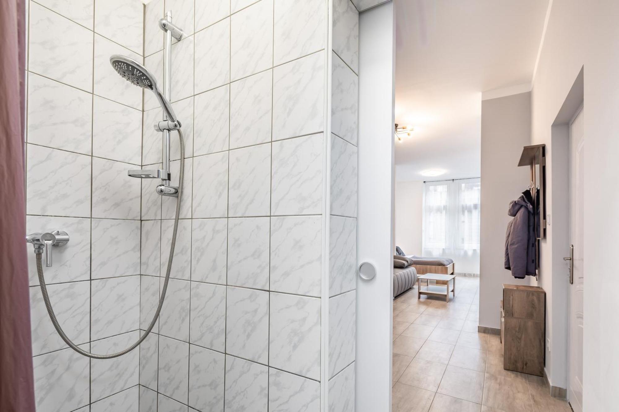 And Homey With Good Transport Link Apartment