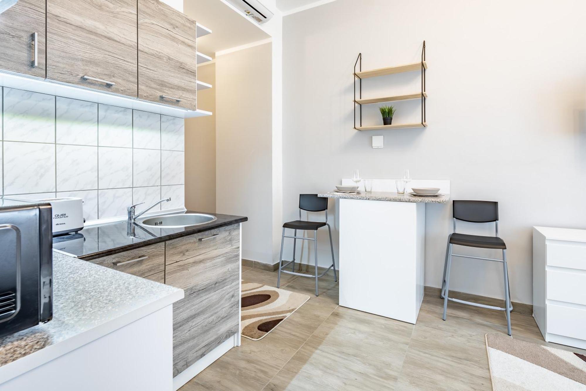 And Homey With Good Transport Link Apartment *