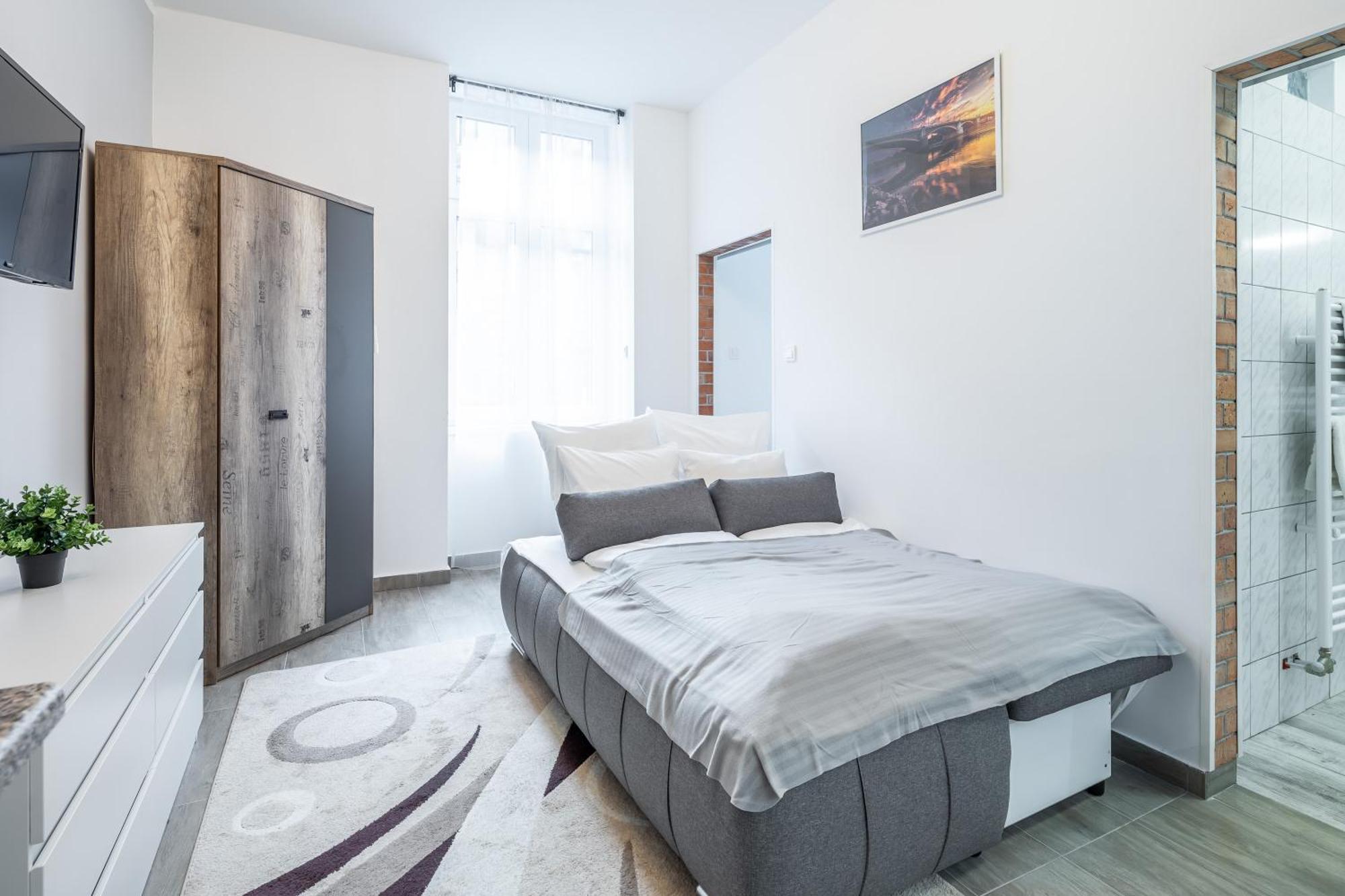 And Homey With Good Transport Link Apartment *