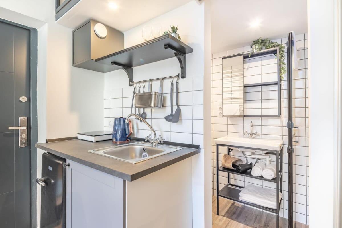 Very Center - Modern - Cute