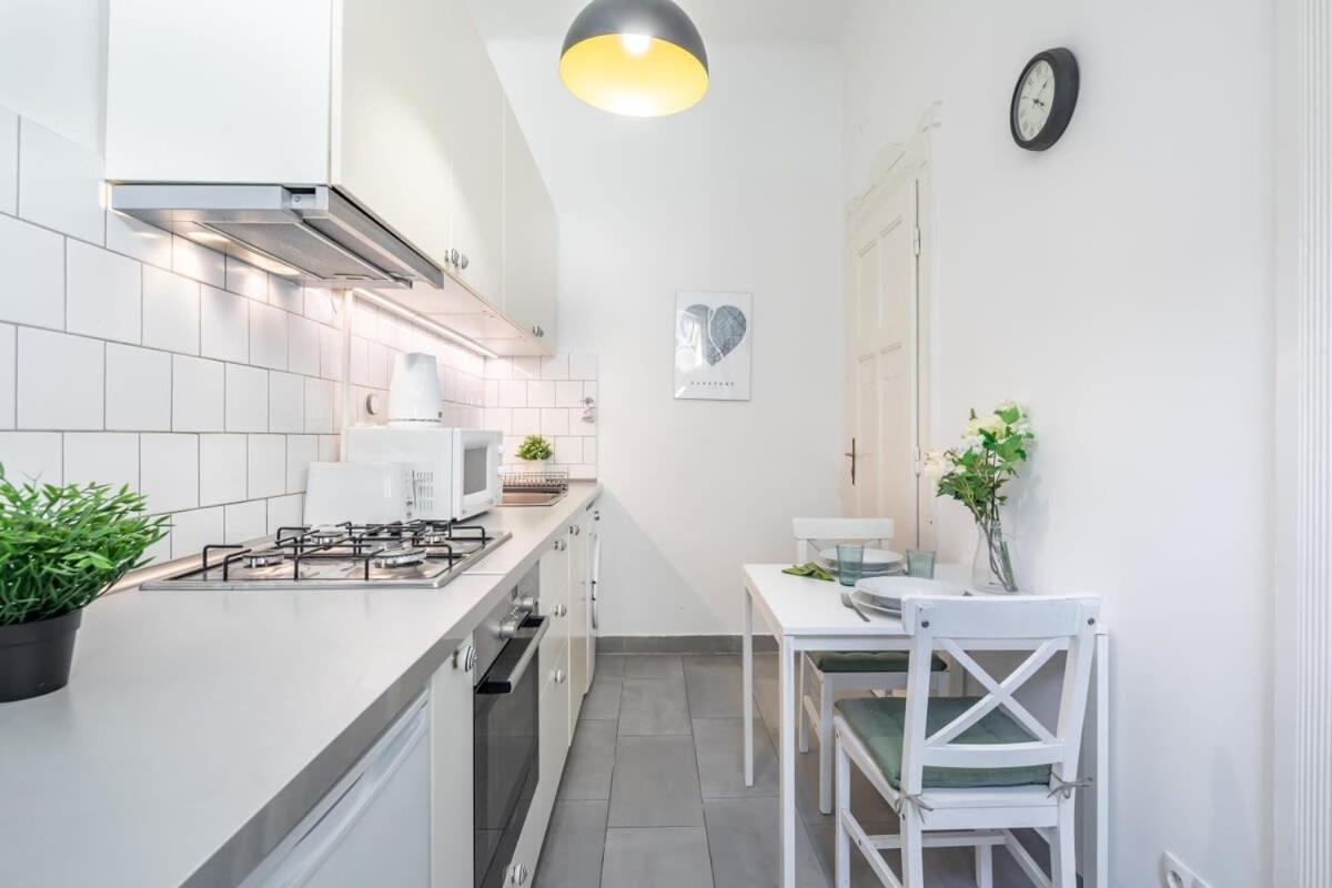 Lovely & Cozy With A C Appartement Boedapest
