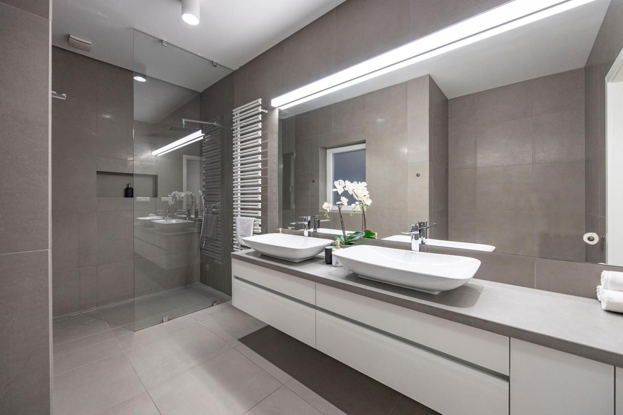 Stylish & Spacious By Prestige Homes Lejlighed
