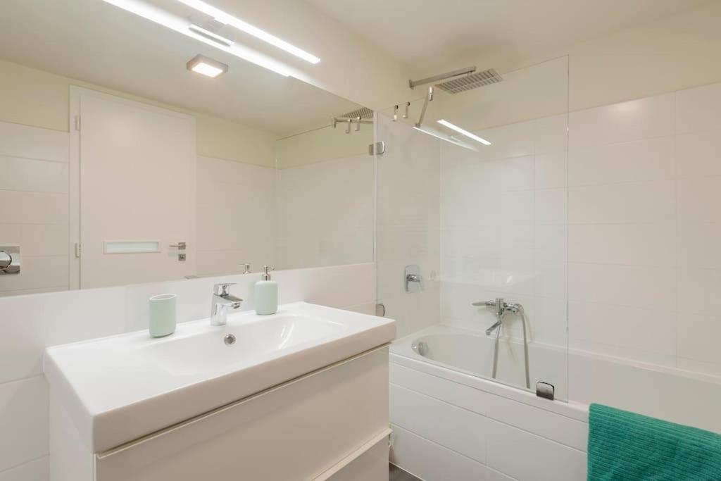 Luxury New-3bdr 3bth Sauna!city Center Apartment *