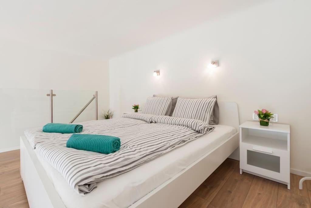 Luxury New-3bdr 3bth Sauna!city Center Apartment