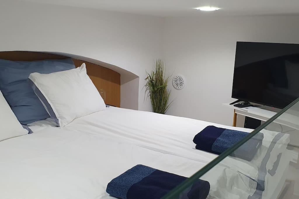 Stylish Quiet W Cheap Parking Closeby Budapest