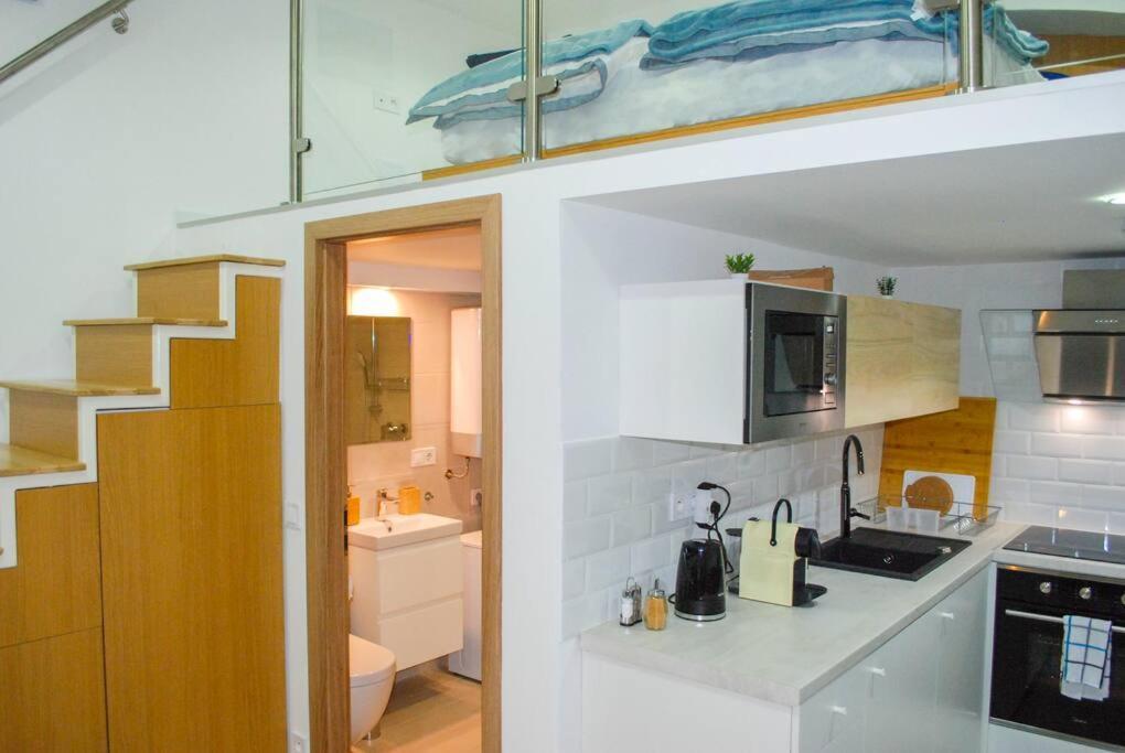 Stylish Quiet W Cheap Parking Closeby *