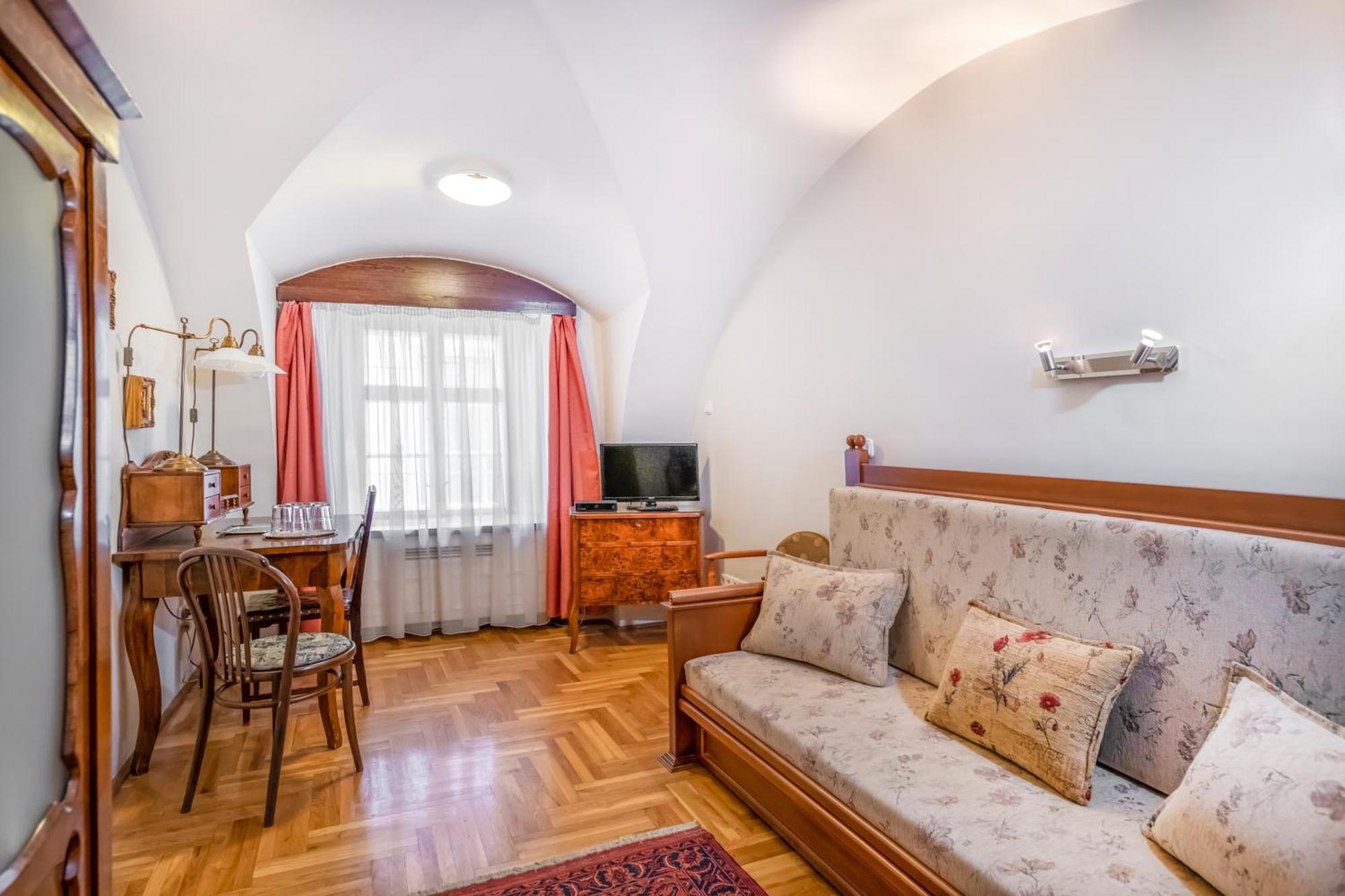Bed & Breakfast Academy *