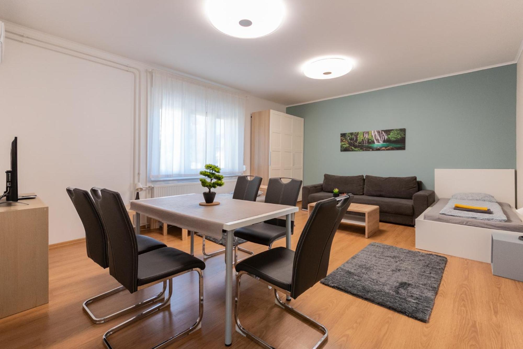 B12 Budapest