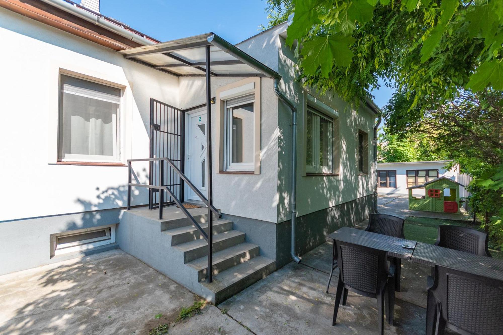 B12 Budapest
