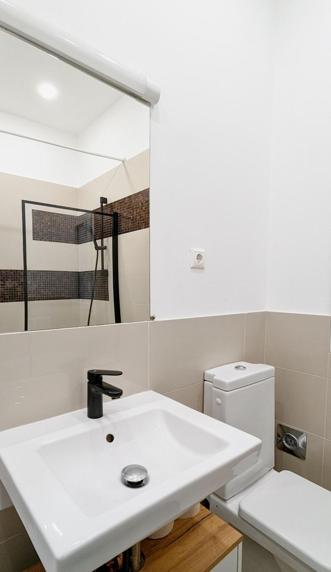 Pedestrian Apartment, The Location Appartement