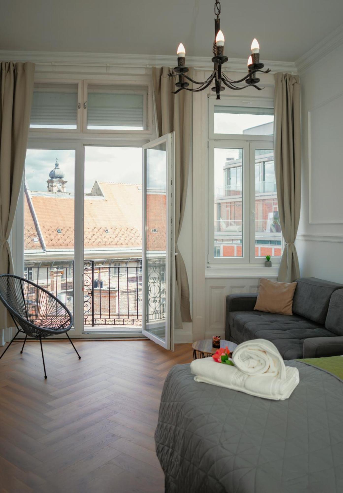 Pedestrian Apartment, The Location