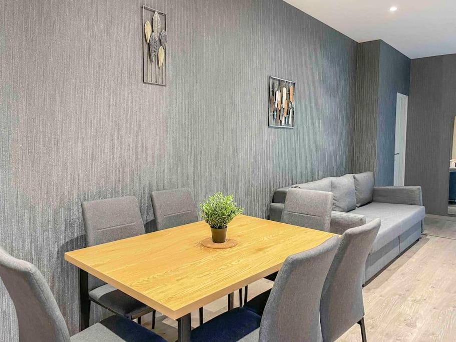 I77 Spacious Modern 3bedroom *