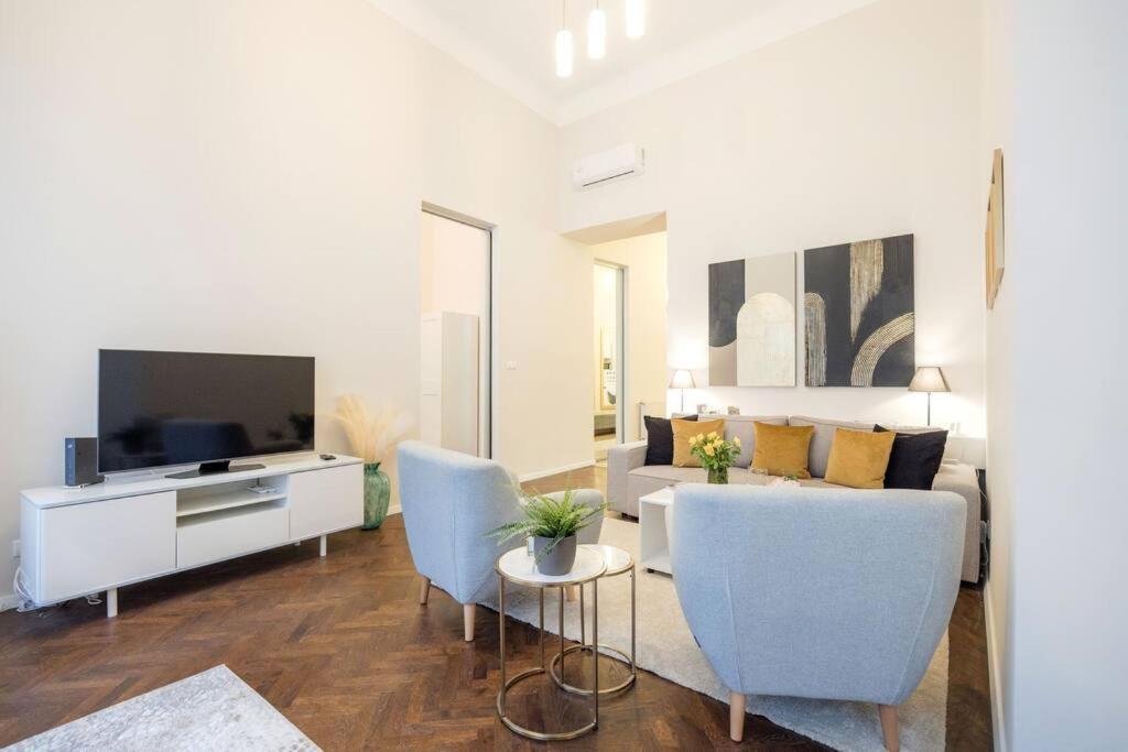 Modern And Stylish 2-bedroom In The Center Budapest