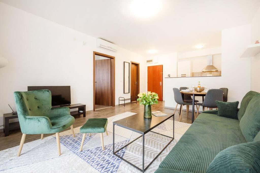 Stylish With Balcony In *