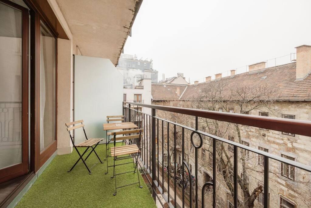 Stylish With Balcony In *
