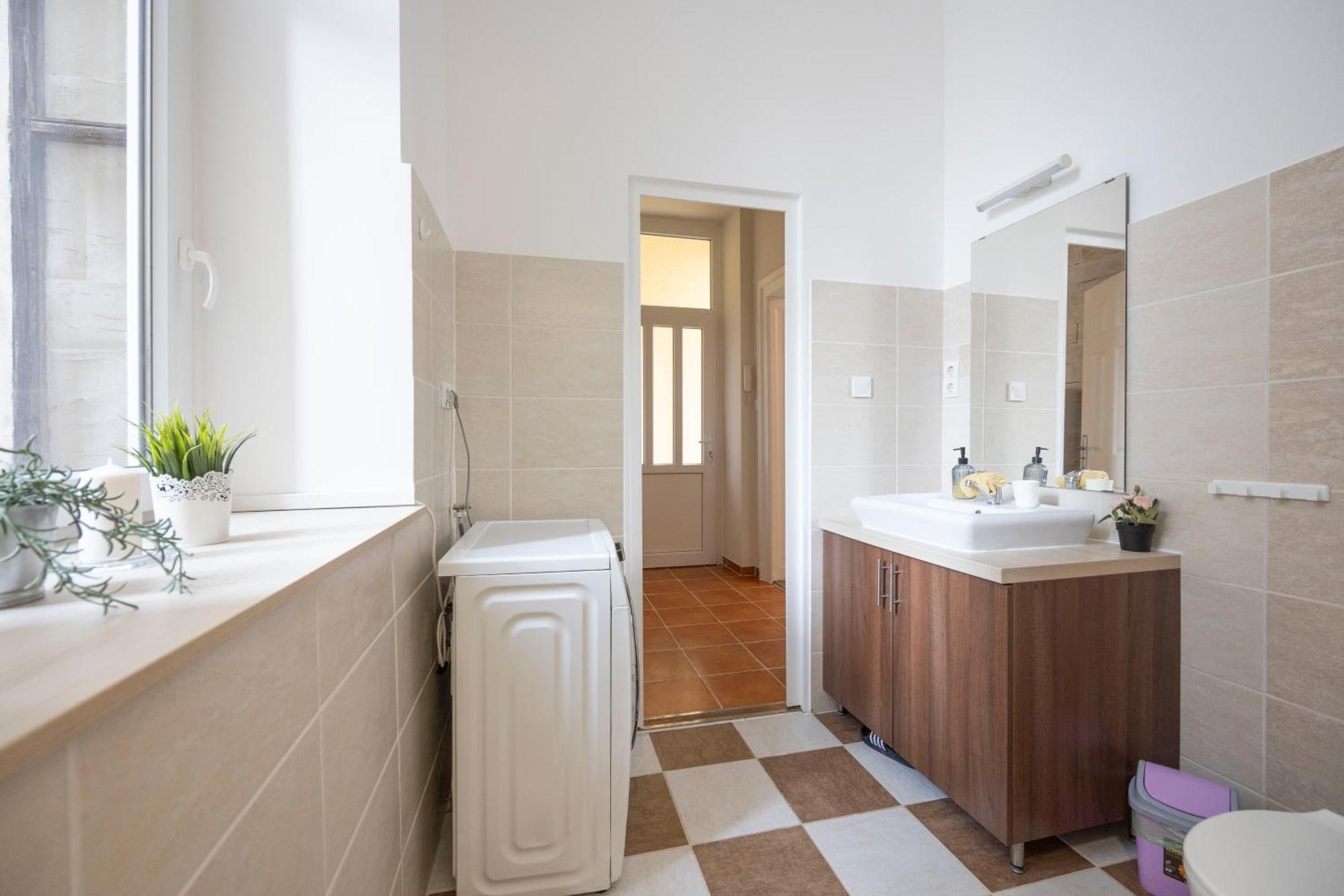Lovely By Julia Apartment *
