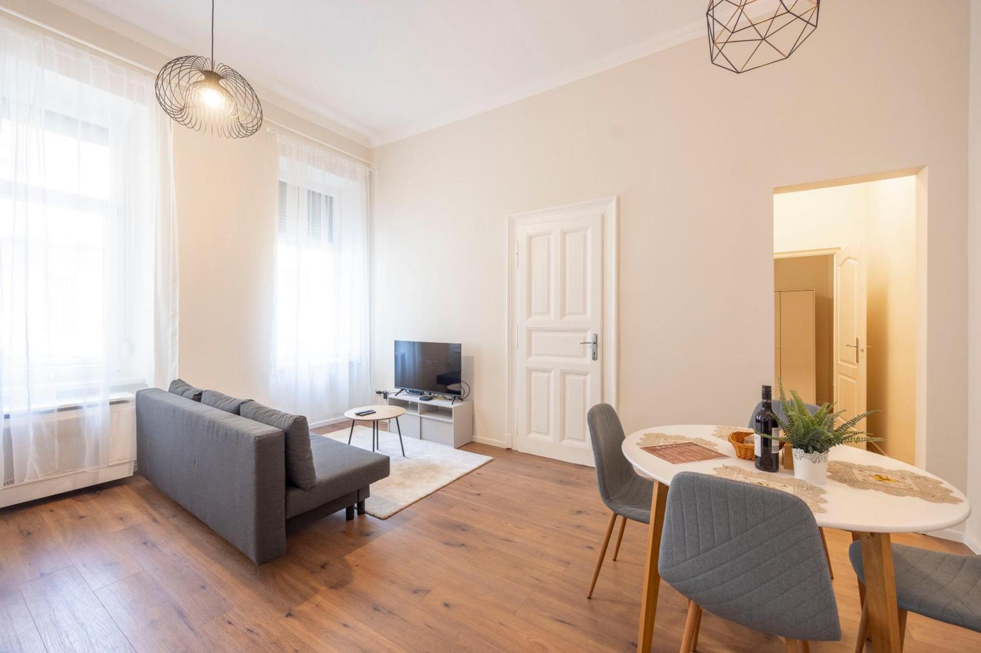Lovely By Julia Apartment *