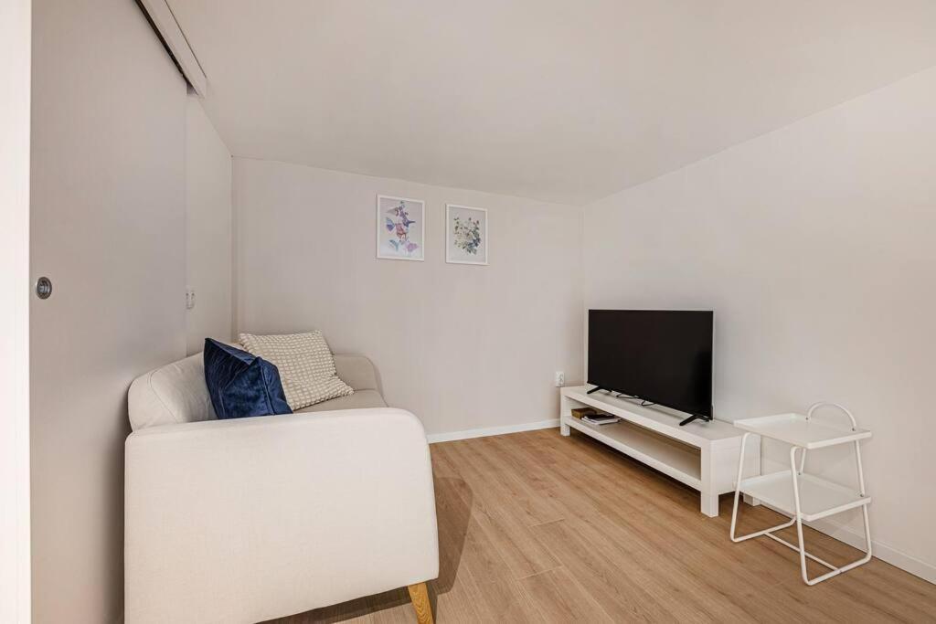 Apartamento 2 Bedroom Large Kitchen Flat On M1 Metro
