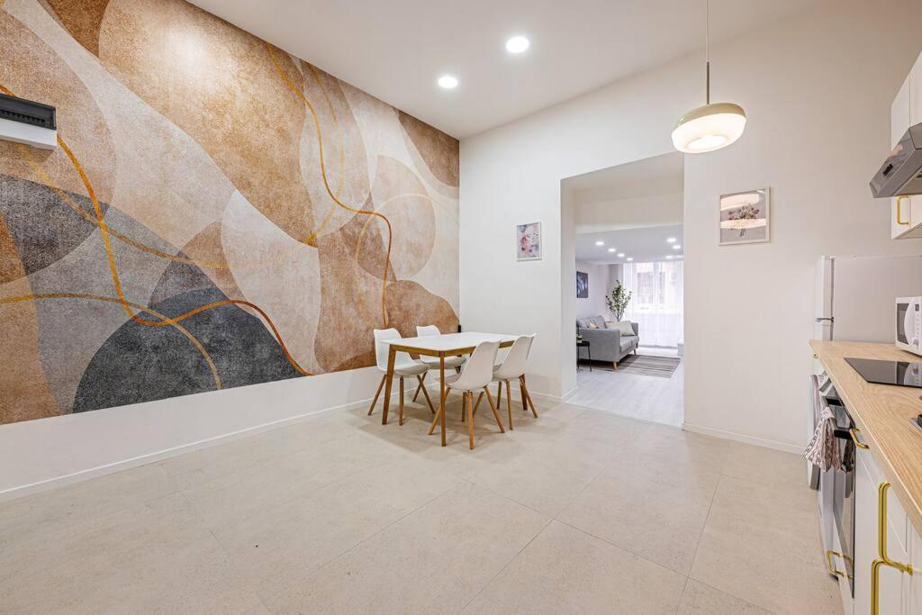2 Bedroom Large Kitchen Flat On M1 Metro Apartamento Budapest