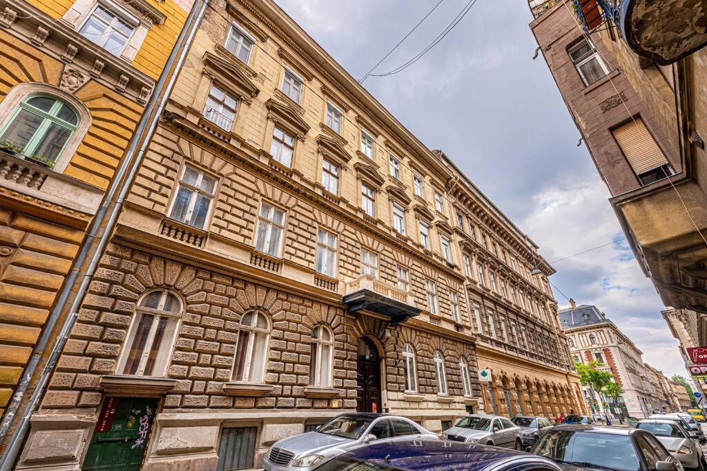 2 Bedroom Large Kitchen Flat On M1 Metro Apartamento Budapest