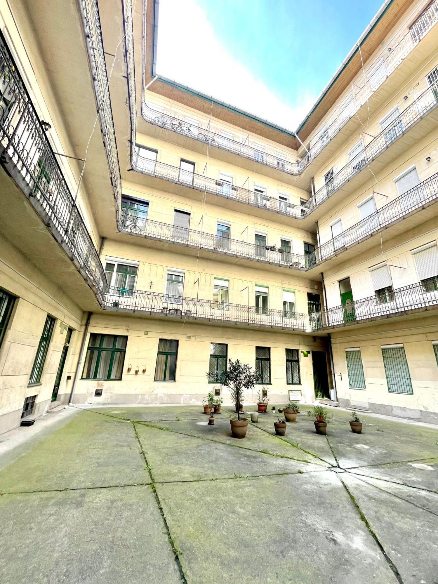Teresian Near The Andrassy Street Free Air Conditioner Free Coffee Apartment