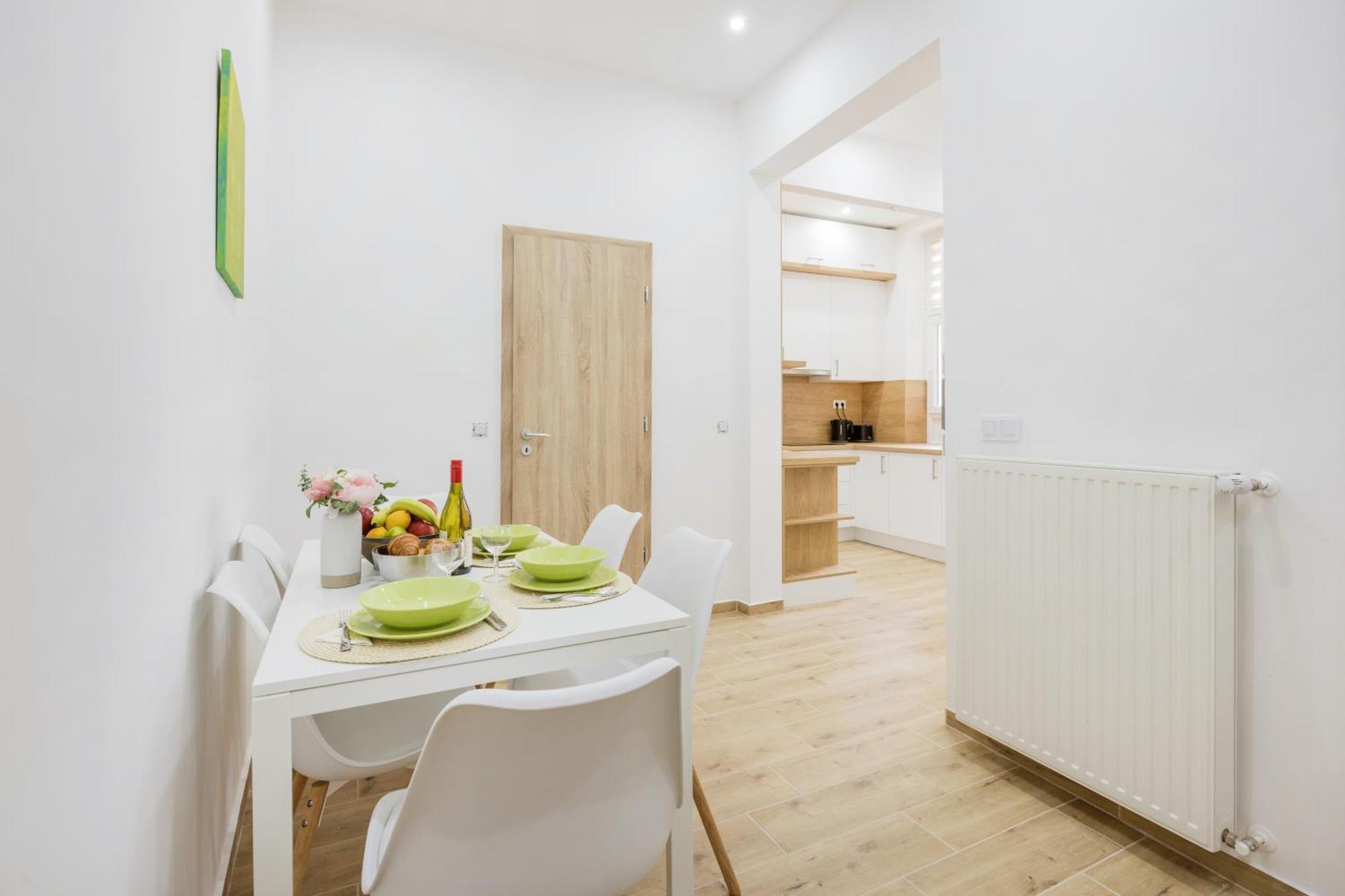 Spacious With 2 Bedrooms In Buda 2a * Boedapest