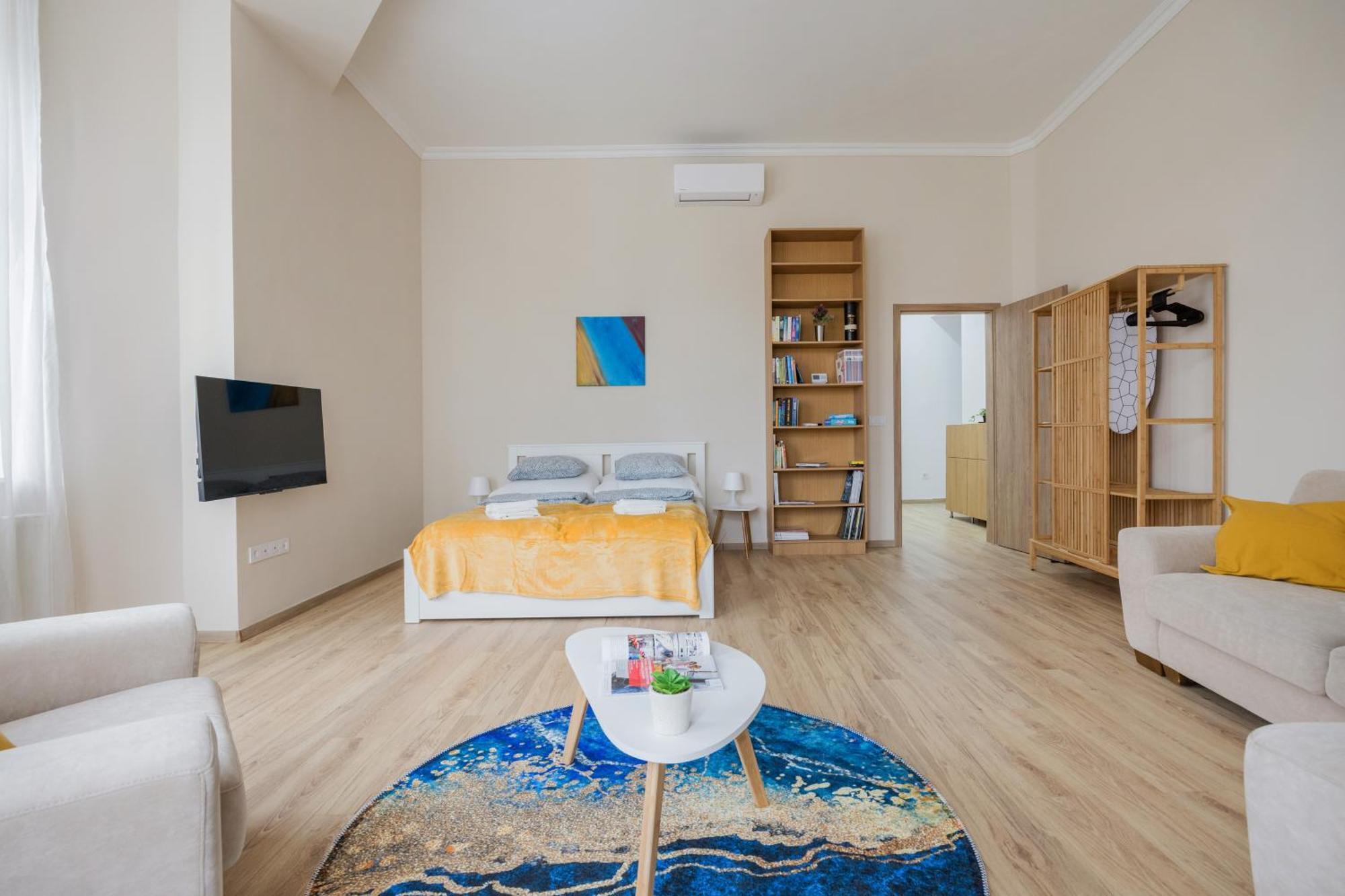 Spacious With 2 Bedrooms In Buda 2a * Boedapest