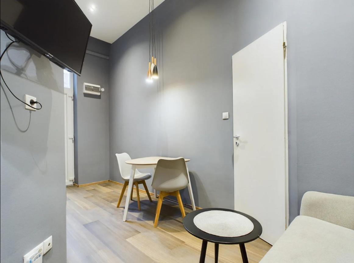 Cosy Gray In Heart Of Apartmán