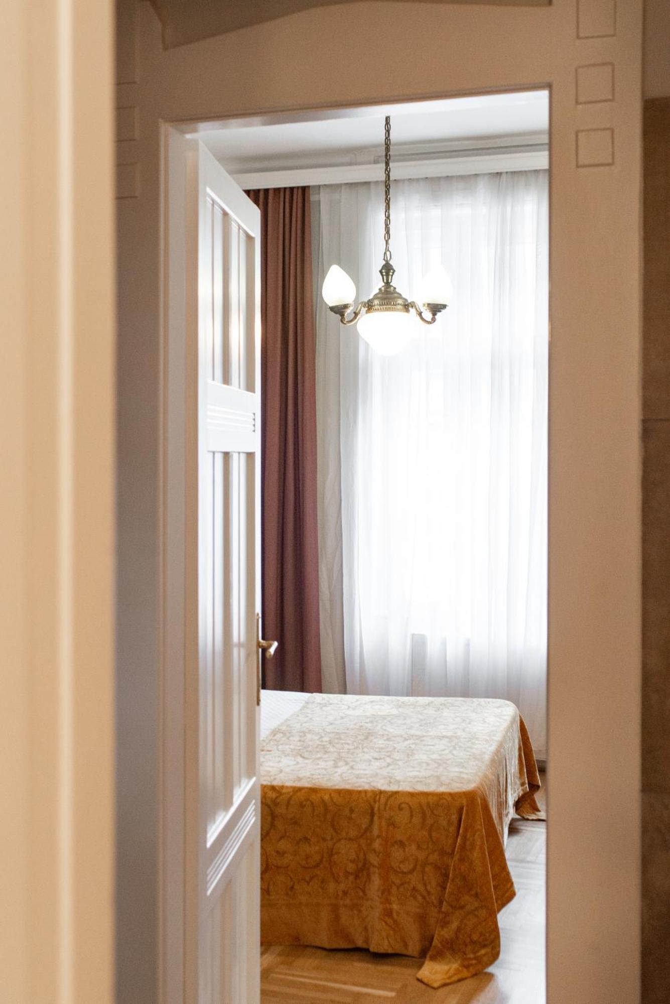 Spacious Family Along River Side, In The Heart Of Buda