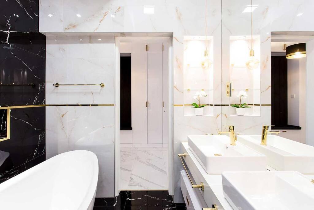 Appartamento Luxurious King And Queen Bed Park4free Budapest