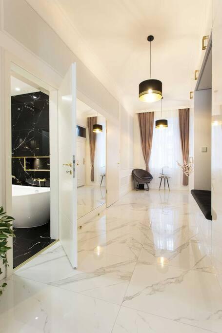 Luxurious King And Queen Bed Park4free Appartamento