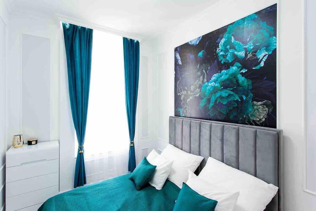 Luxurious King And Queen Bed Park4free Budapest