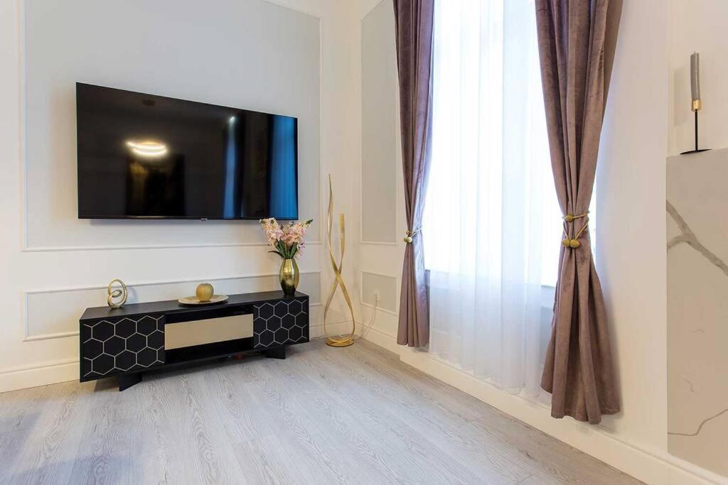 Luxurious King And Queen Bed Park4free * Budapest