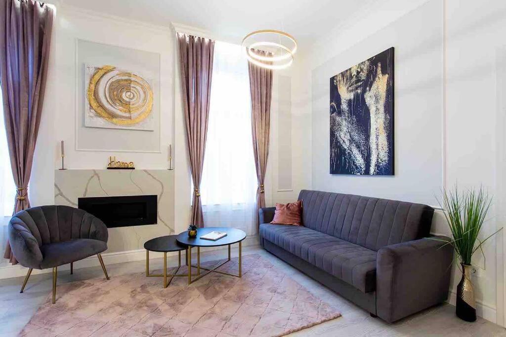 Luxurious King And Queen Bed Park4free *