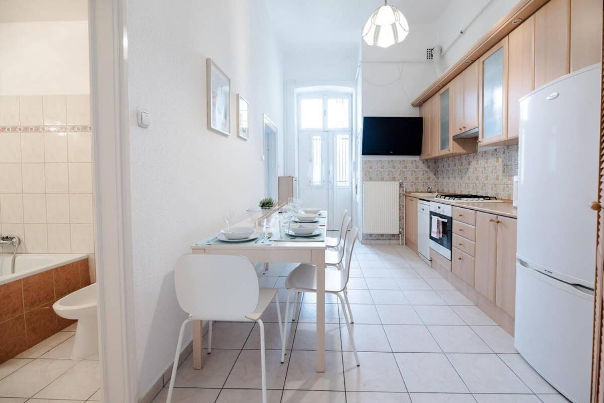 Excellent Location Lovely With Ac Appartement Budapest