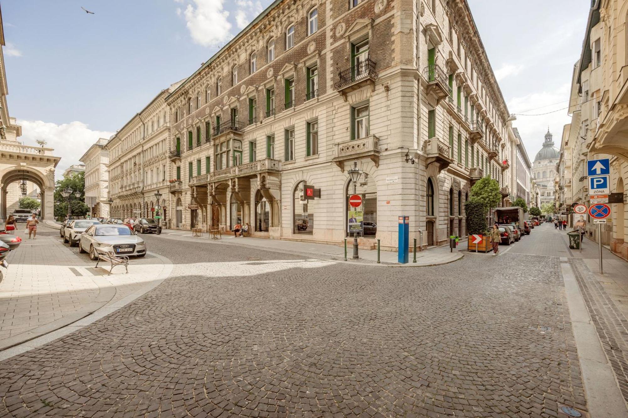 Experience City Nightlife From A Sleek Lavish Pad Apartamento