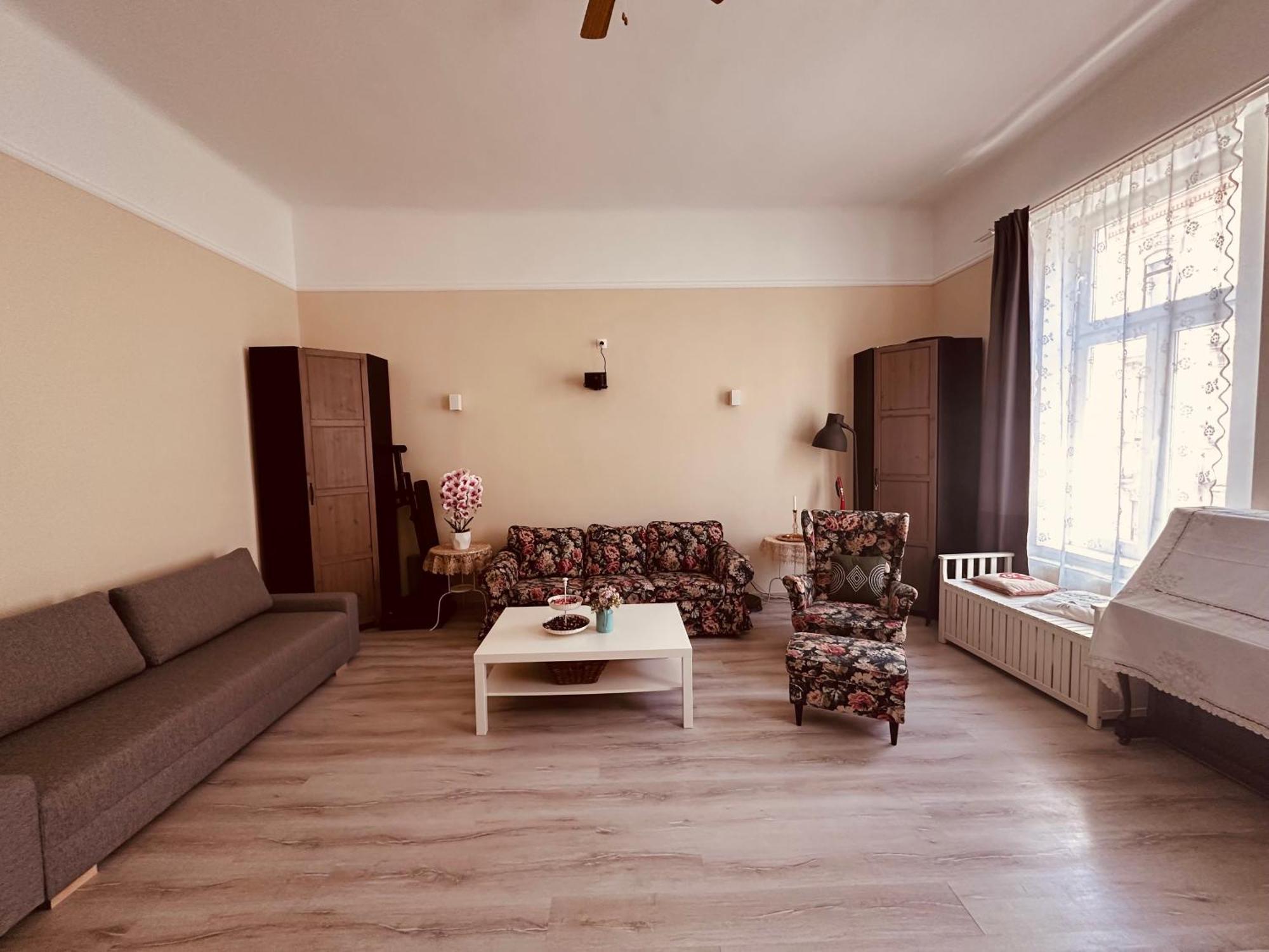 Spacious And Stylish Jokai Appartamento
